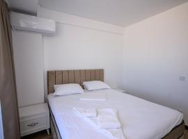 Miraky Beach，位于Văleni的酒店