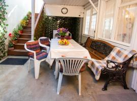 Cozy House And Yard Old Tbilisi Center，位于第比利斯的别墅