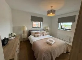 Uxbridge-Modern 2 bed Apt with Lift & Parking