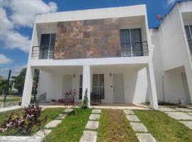 House in front of the Maya Playa del Carmen train，位于Cedro的酒店