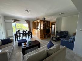 Neraida view，位于Ner&aacute;&iuml;dha的带停车场的酒店