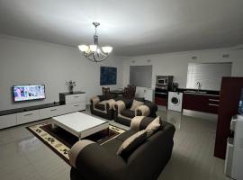 1 bed apartment with pool & gym，位于Mpemba的酒店