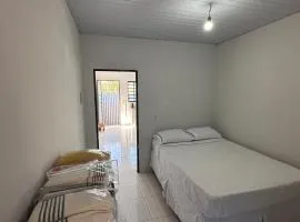 kitinete -01 quarto com cama de casal, banheiro privativo