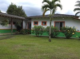 RESTAURANTE Y ALOJAMIENTO EL NUDO COCINA Y CAFE，位于多斯克布拉达斯的酒店