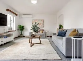 Central Cosy Townhouse and Parking