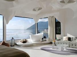 Shanyuhai Pure White Cave Sea View Holiday Hotel View Designer Hotel，位于香格里拉的酒店
