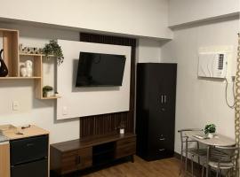 Cozy condo unit at Amani Grand near Cebu Airport，位于Pusok的酒店