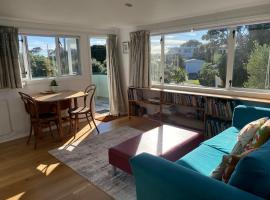 Sunny cosy getaway near beach，位于Paekakariki的酒店