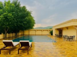 Udaipur Valley Paradise -A Luxury stay in Mountains，位于乌代浦的豪华帐篷营地