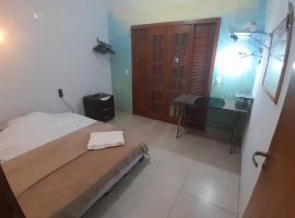 Quarto casal Goiânia-GO com banheiro exclusivo，位于戈亚尼亚的酒店
