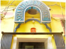 HOTEL SHANT! GUEST HOUSE VARANASI - 1 Minutes Walking Distance From BABA VISHWANATH TEMPLE And ROOFTOP GANGA VIEW - #Wifi #Fully Air Conditioned & Spacious Rooms #Restaurant #Foreigneꭈׁׅ Allowed - Best Budget Guest House In Varanasi，位于瓦拉纳西的酒店