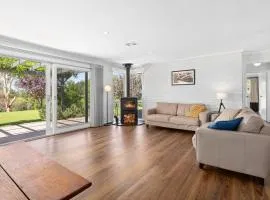 Charming 6-Bed Farmstay with Tree House