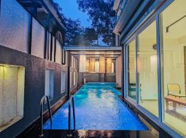 Twilight Stays ll3BHK Villa ll Swimming Pool ll AC ll BBQ，位于罗纳瓦拉的带停车场的酒店