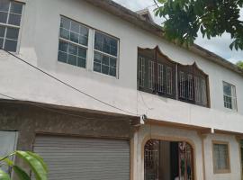 Apple Hide Away，位于Linstead的酒店