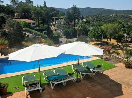 Agradable Chalet con piscina en Villaharta，位于Villaharta的酒店