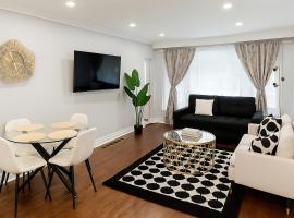 Newly Renovated Modern 3BR North York Bungalow with Patio! Close to Rogers Stadium, TTC Subway Access, Perfect for Family Travel, Group Trips or Work Stays!，位于多伦多的酒店