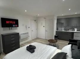 Restoa Stay Modern Studio WiFi Parking Ensuite