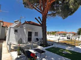 Limnos Twin Pine，位于N&eacute;a Ko&uacute;tali的自助式住宿