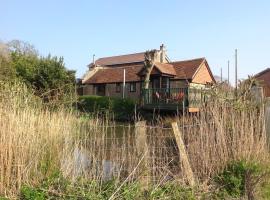 Stable Cottages，位于考斯Colemans Animal Farm附近的酒店