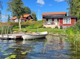 Sommarstuga med sj&ouml;tomt och brygga，位于Hedemora的带热水浴缸的酒店