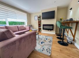 Large House Near Racecourse, City & Uni，位于Henwick的酒店