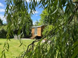 The little shepherds hut，位于Brinkworth的酒店