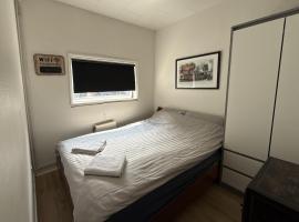 Cozy Room in the heart of Rødby! 5km from Femern & Puttgarden!，位于勒兹比的酒店