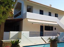 Gianni's village home，位于爱琴娜岛的宠物友好酒店