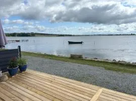 Feriebolig smukt beliggende i vandkanten