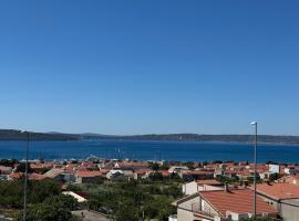 Dragon Paradise - Sea View, Garden & Marina Split Riviera，位于卡什泰拉的别墅