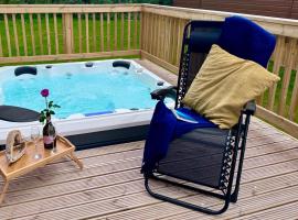 Hot Tub Lodge 5 Star Country Park，位于Amotherby的酒店