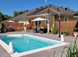 Strandnära Pool villa，位于赫尔湾的酒店