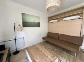 Studio tout confort avec piscine，位于佩里尼的酒店