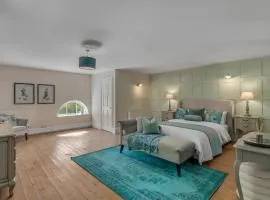 Stylish 4-Bed Apartment in Suffolk l Near Town
