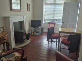 Glengarriff Village Center Apartment 2 Main Street，位于格伦加里夫的酒店