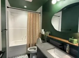 Stylish Condo, Riverview, Downtown East Village, Mins to Stampede, Saddledome