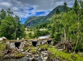 Haukedalen mountain panorama river view，位于Holsa的酒店