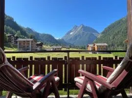 Grand appartement calme avec vue, balcon et parking couvert