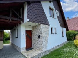 Chata pri jazere，位于利普托斯基米库拉斯的乡村别墅