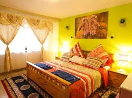 Stilvolles und Kunstvolles Retreat Apartment mit 400qm Garten & Massage und Ayurveda