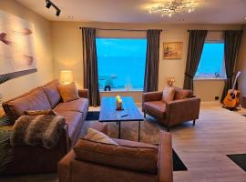 Newly renovated apartment in beautiful Haramsøy，位于奥勒松的酒店