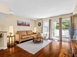 Cozy modern condo 15 mins from DT with Free Parking，位于渥太华的酒店