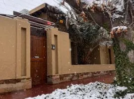 Berdina casa estilo loft con jardín, parrilla y cochera a 3 cuadras de la plaza de Chacras de Coria