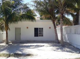 Chelem Puerto Furnished House，位于车勒姆的酒店