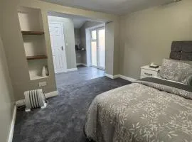 Private Studio Retreat with WiFi & HD TV & Workspace