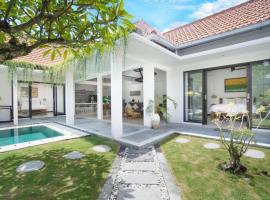 SunGlow, Peaceful 3BR Villa - Near La favela Seminyak，位于塞米亚克的酒店