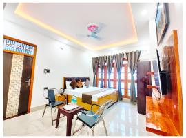 HOTEL SHREE MATESHWARI # PALACE Near Ramjanambhoomi - Shri Hanuman Garhi Mandir 800M & Ayodhya Dham Junction Railway Station - Fully Air Conditioning Rooms - Free Wifi & Parking Facilities - Excellent Customer Service，位于Ayodhya的民宿