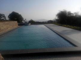 Fafa Hill Hotel and Resort，位于Gununggeulis的酒店