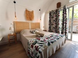Bungalow JASMIN dans jardin tropical proche lagon，位于圣吉尔莱班的酒店