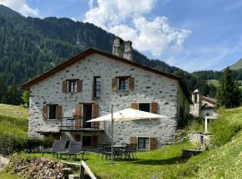 Romantic standalone 5 room cottage in Valposchiavo，位于波斯基亚沃的酒店